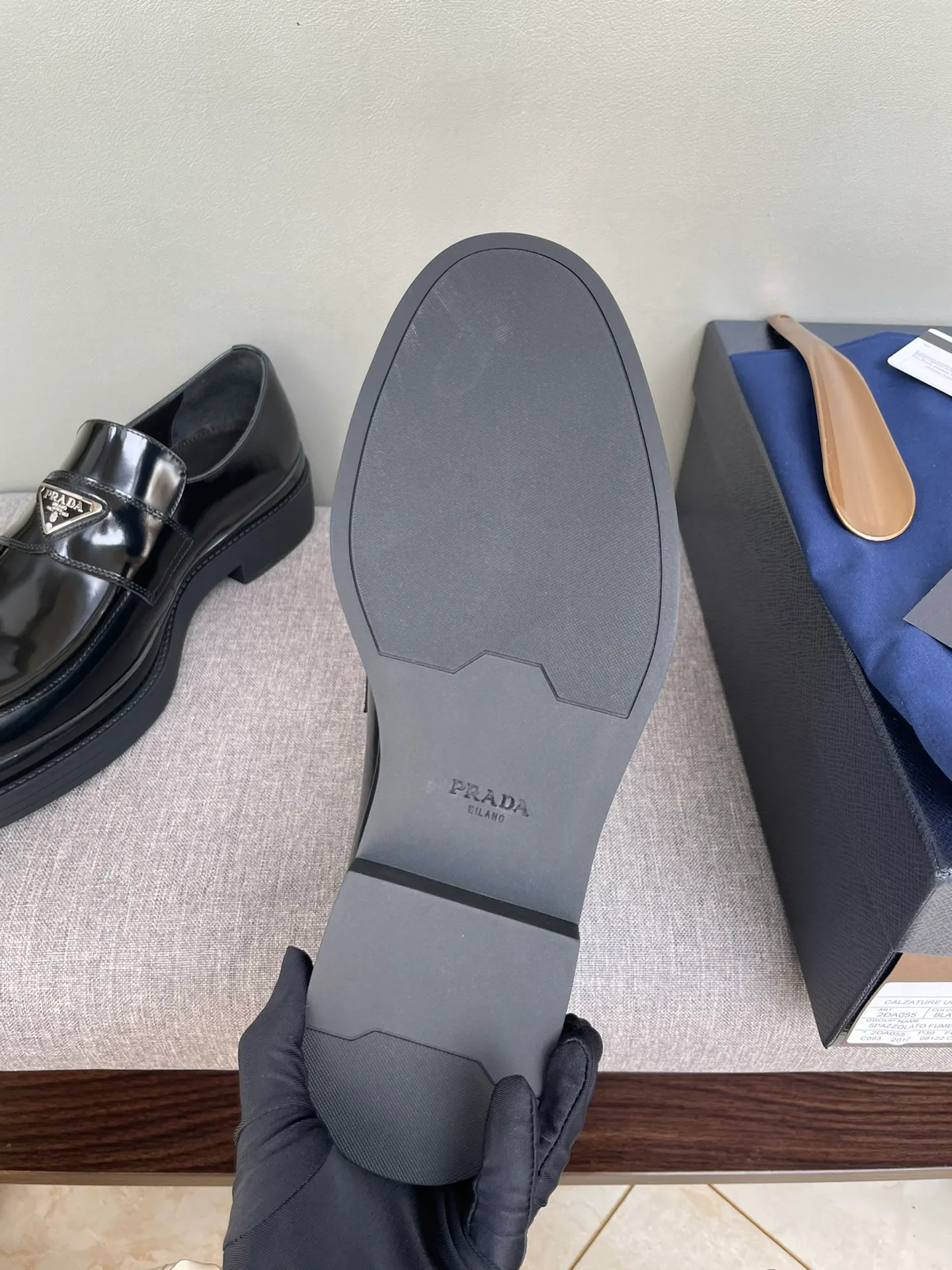 Men's shoes 💰860 💰Best recommendation✨PRADA Prada top purchasing quality imported upper with color-brushed edge beads carved toe design cowhide lining private molded TPU outsole non-slip, wear-resistant and elastic fashionable and versatile burgundy black blue 39-44 in stock (38, 45 customized for replacement, return and exchange)